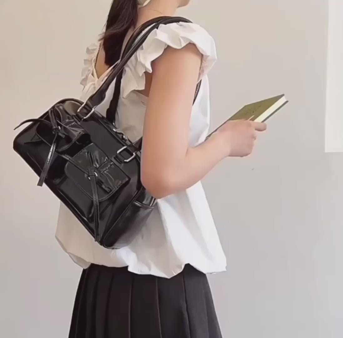 Load video: Demonstration of the bag in a real situation, carried on the shoulder.